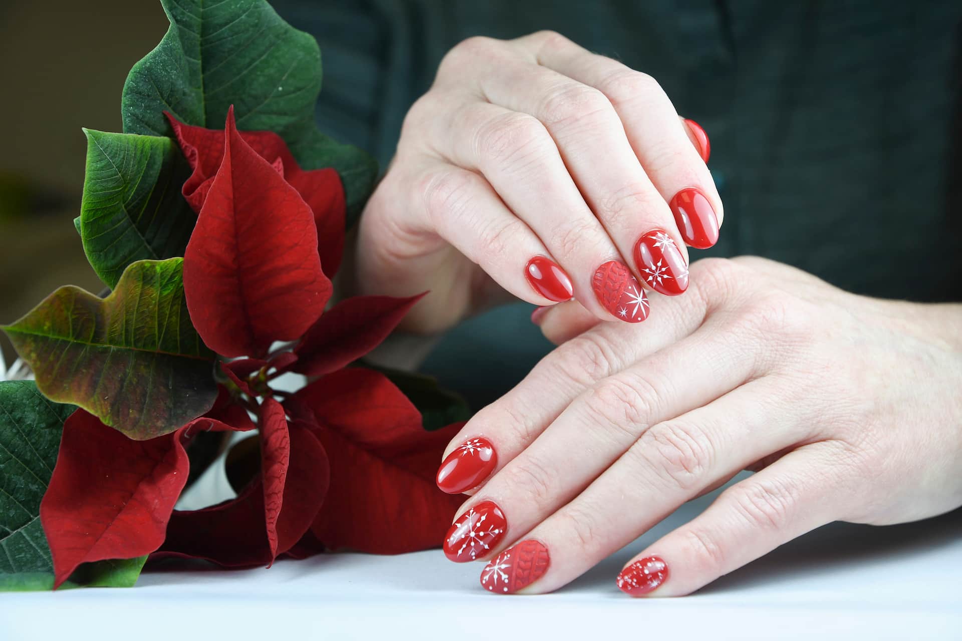 red christmas nails with snowflakes design